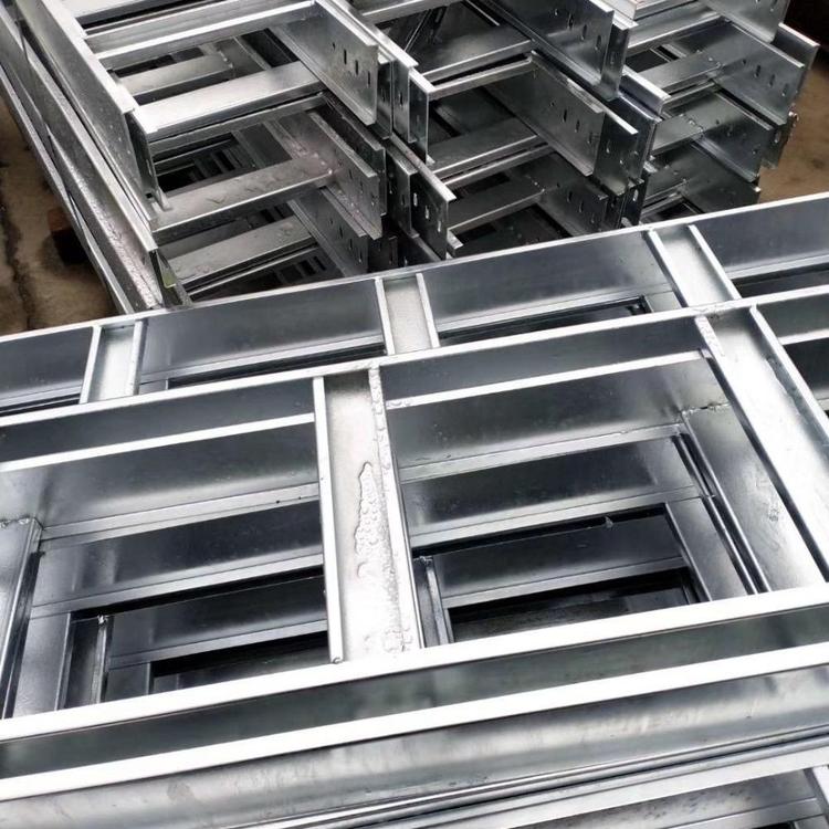 　 Combined cable trays